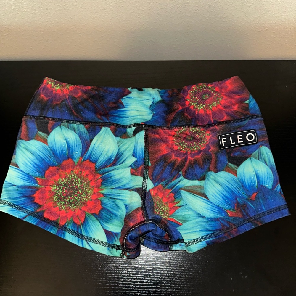 Fleo Shorts - cool floral design - size M